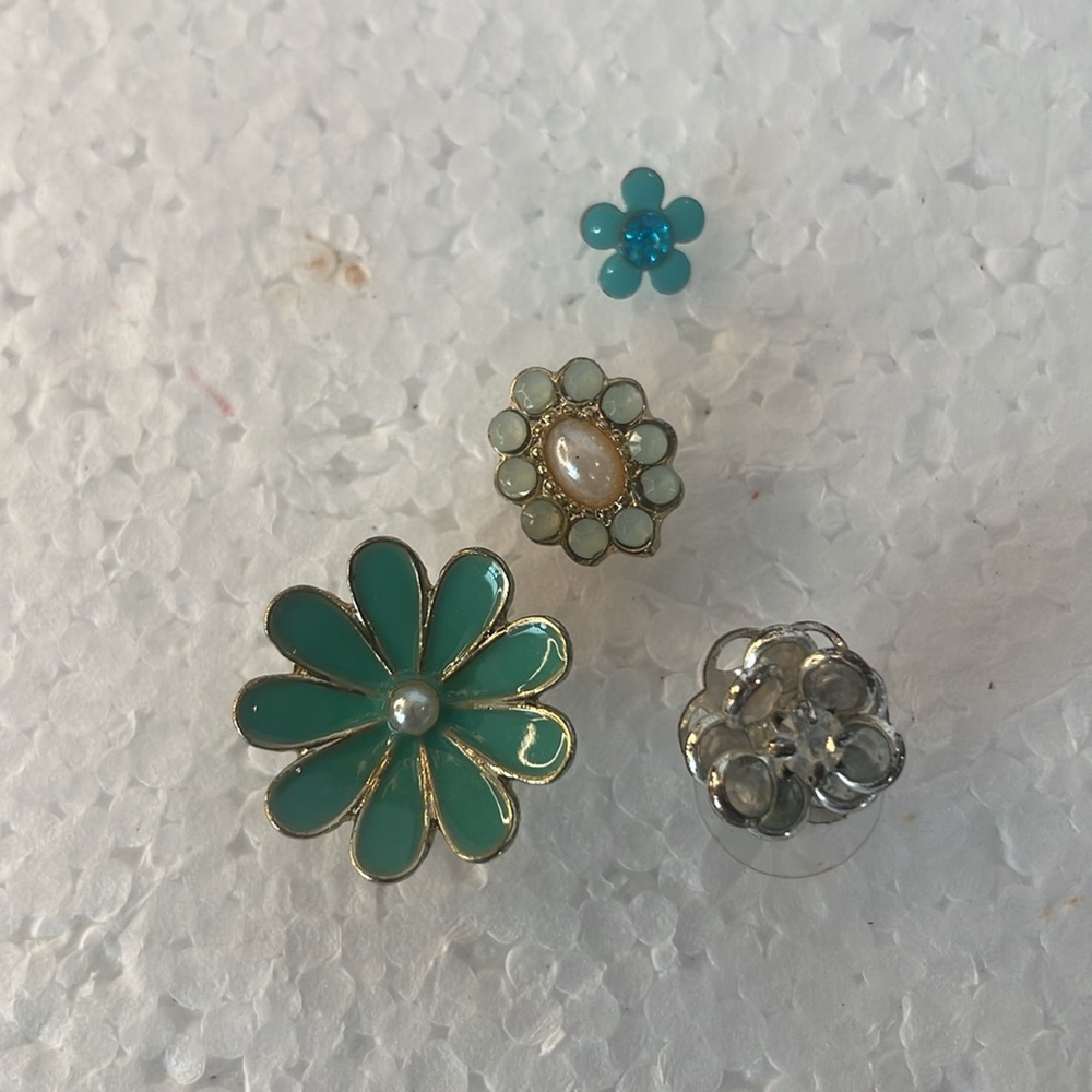 Bundle of 4 vintage flower stud earrings for pierced ears
